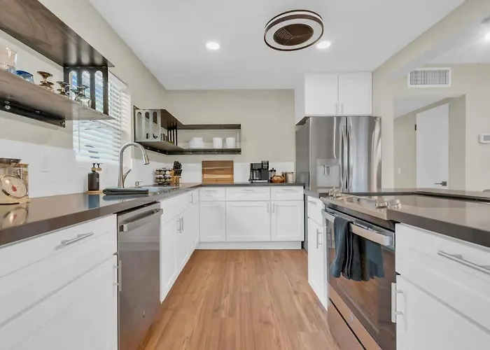 The Hidden Gem-5 Mins To U Of A With Hot Tub Holiday home