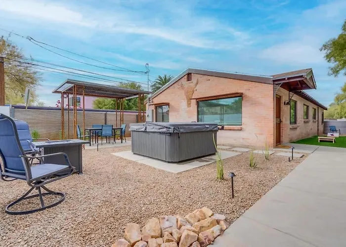 Holiday home The Hidden Gem-5 Mins To U Of A With Hot Tub *
