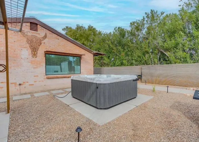 The Hidden Gem-5 Mins To U Of A With Hot Tub