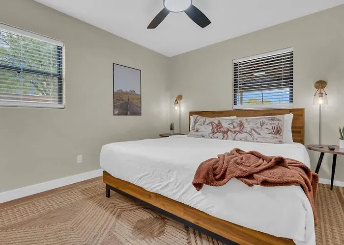 Holiday home The Hidden Gem-5 Mins To U Of A With Hot Tub