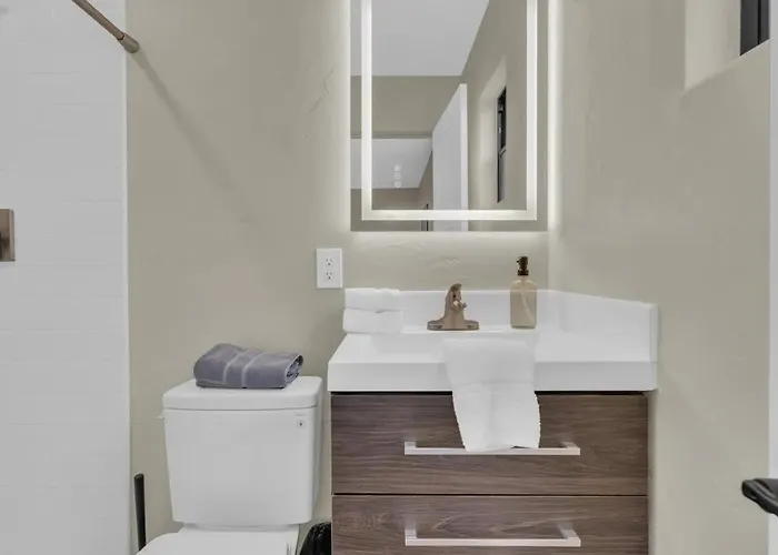 The Hidden Gem-5 Mins To U Of A With Hot Tub Holiday home