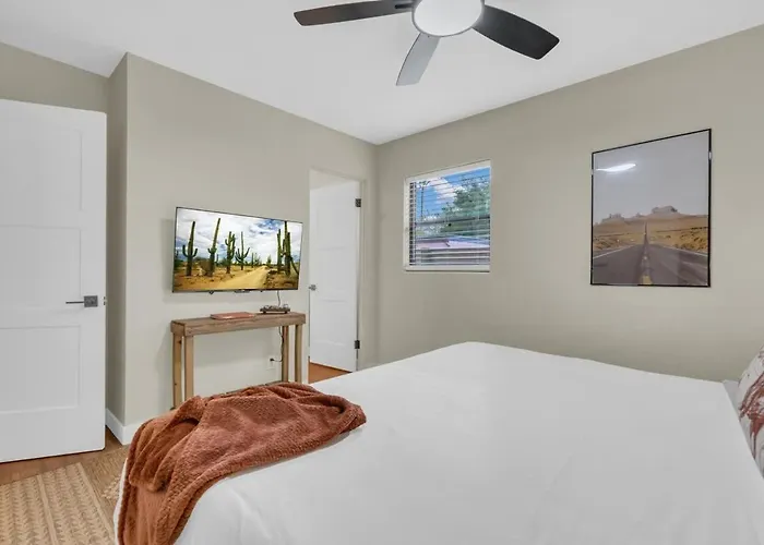 Holiday home The Hidden Gem-5 Mins To U Of A With Hot Tub *