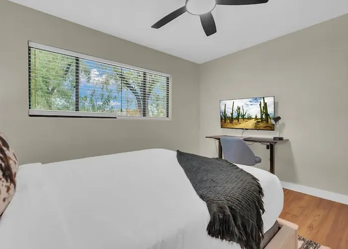 Holiday home The Hidden Gem-5 Mins To U Of A With Hot Tub