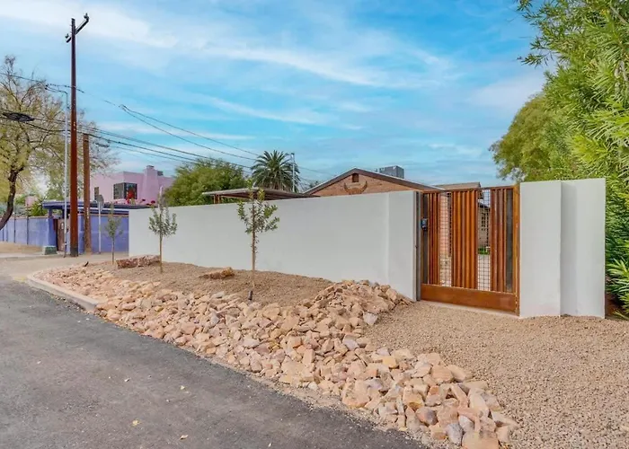 The Hidden Gem-5 Mins To U Of A With Hot Tub