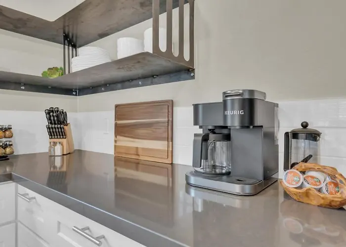 The Hidden Gem-5 Mins To U Of A With Hot Tub Holiday home *