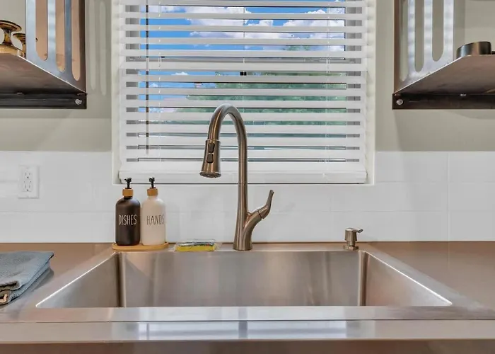 The Hidden Gem-5 Mins To U Of A With Hot Tub *