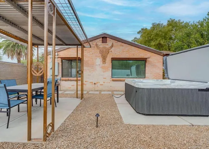 The Hidden Gem-5 Mins To U Of A With Hot Tub * Tucson