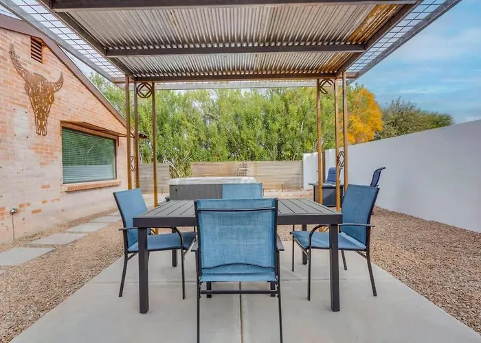 The Hidden Gem-5 Mins To U Of A With Hot Tub Holiday home *
