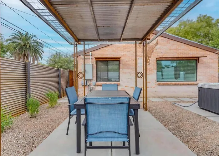 The Hidden Gem-5 Mins To U Of A With Hot Tub