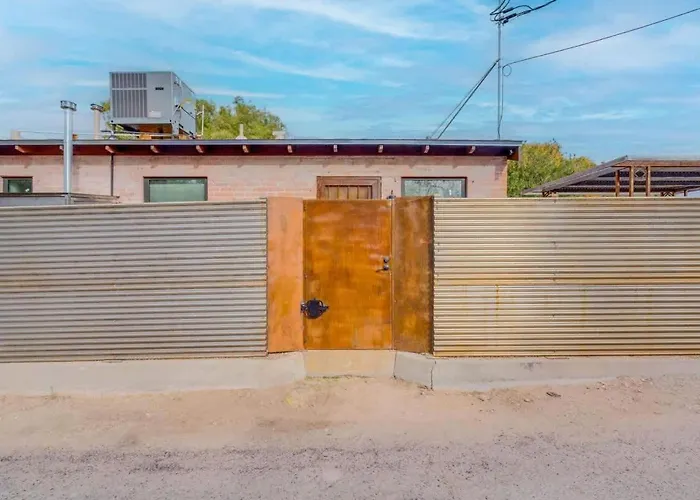 The Hidden Gem-5 Mins To U Of A With Hot Tub Holiday home