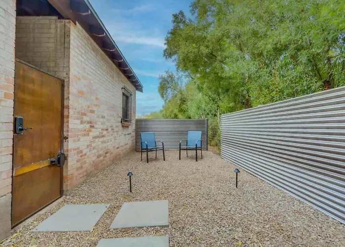 The Hidden Gem-5 Mins To U Of A With Hot Tub Holiday home *